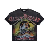 Camiseta de algodón color negro con efecto lavado, manga corta y cuello redondo. Presenta un estampado gráfico frontal de un perro con un hueso en su caseta, acompañado por la frase 'Strength Over Noise' y el texto 'Alley Dreams' decorado con apliques de strass.