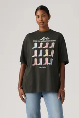 Remera Levi's de manga corta y corte relajado, color gris oscuro, con estampado gráfico frontal de botas texanas y texto descriptivo.