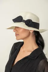 Capelina de yute color marfil con cinta y moño negro.