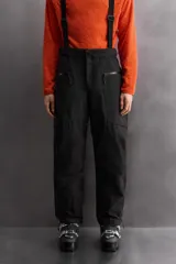Pantalón deportivo de esquí color negro, confeccionado en tejido técnico impermeable de tres capas con costuras y cremalleras termoselladas. Cuenta con tirantes elásticos regulables, cintura ajustable, bolsillos frontales con cierre, refuerzos en la parte inferior de la pernera y sistema de rescate RECCO integrado.