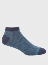 Calcetín corto de algodón con diseño geométrico estampado en tonos azules y detalles en azul marino en puntera, talón y puño.