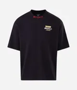 Remera boxy de algodón negro con mangas cortas y cuello redondo, con bordados en rojo y blanco con tipografía japonesa y diseño gráfico en la espalda.