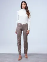 Pantalón de gabardina elastizada color beige, marca Zac & Rachel, corte slim, con pretina con pasadores, botón y cierre. Delantera con tres bolsillos y trasera con bolsillos ojal.