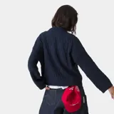 Suéter de punto texturizado color azul marino, con patrón de tejido tipo cesta, cuello redondo y puños y bajo de canalé. Incluye un sutil logotipo tejido en la parte frontal.