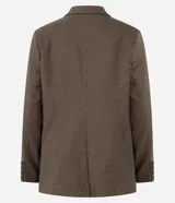 Blazer sastrero de corte alargado con estampado de cuadros pequeños en tonos marrones. Presenta cuello con solapa, cierre frontal con dos botones y mangas largas.