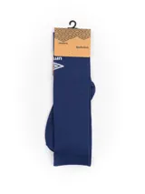 Medias de fútbol Umbro color azul con logo de la marca en blanco.