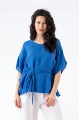 Blusa azul de viscosa con escote en V y mangas cortas tipo kimono. Incluye lazo del mismo material para ajustar en la cintura.