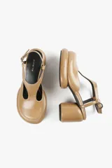 Zapato de cuero color caramelo con diseño de sandalia, taco ancho cilíndrico, plataforma redondeada y pulsera con hebilla lateral.
