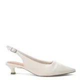 Zapato tipo slingback de cuero color blanco, con punta fina, taco bajo curvo y tira ajustable con hebilla en el talón.