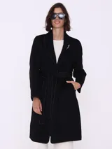 Tapado trench negro con vivo al tono, corte clásico, largo hasta la rodilla y cinturón con trabillas.