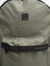 Mochila Forum Active con estampado tie-dye en blanco y negro, con un compartimento principal grande con cierre, un compartimento frontal pequeño con cierre y un bolsillo lateral abierto con elástico.