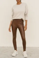 Leggins color marrón de simil cuero con cintura elástica.