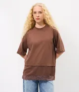 Remera marrón de algodón con cuello redondo, mangas cortas amplias y diseño de superposición con una capa inferior que presenta borde de encaje.