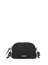 Bandolera Hush Puppies color negro con diseño trenzado, cierre superior y placa metálica con el logo de la marca en el frente.
