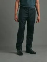 Pantalón de vestir de corte recto y línea limpia, sin pinzas. Confeccionado en una mezcla de poliéster y viscosa, presenta un diseño clásico y estructurado.