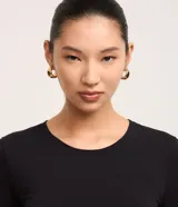 Blusa de manga larga y cuello redondo, confeccionada en mezcla de algodón y elastano.