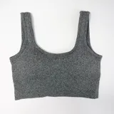 Top corto gris de tejido de punto acanalado, con cuello redondo y breteles anchos.