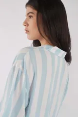 Camisa de manga corta de viscosa con estampado sutil y cuello camisero.