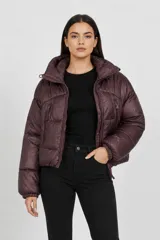 Campera puffer de corte holgado con capucha, cierre frontal y bolsillos laterales con cierre. Presenta un acabado satinado y puños elásticos.