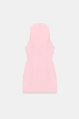 Vestido mini negro sin mangas, con cuello mao, abertura frontal tipo lágrima y forro interior a tono. Cierre en la espalda con cremallera oculta.