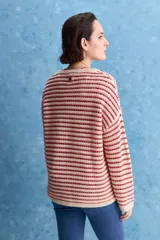 Sweater de tejido amplio en color azul marino con diseño de rayas horizontales y detalles calados. Cuenta con cuello redondo, mangas largas con hombros caídos y terminaciones acanaladas.