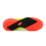 Championes de fútbol Austral modelo Blast TF, color blanco con detalles en amarillo flúor y naranja, con suela con tapones para césped sintético.