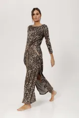Vestido largo de corte recto con estampado animal print en tonos acero y tostado, cuello redondo y mangas largas. Incluye cinturón de soga.