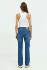 Jean bootcut color gris oscuro con efecto gastado, tiro medio y diseño clásico de cinco bolsillos.
