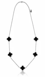 Conjunto de collar y pulsera con diseño de tréboles de ónice negro enmarcados en plata, unidos por una cadena rolo de acabado brillante.