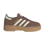 Championes Adidas modelo Handball Spezial Bold, color marrón con diseño de plataforma de goma. Presentan el exterior en gamuza con las icónicas tres rayas laterales en color crema y detalles dorados.