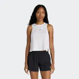 Musculosa deportiva New Balance Infinity Propel color blanco, sin mangas, con diseño ligero, bajo recto con aberturas laterales y logotipo reflectante mate en el pecho.