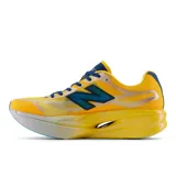 Championes de running New Balance FuelCell SC Elite V6 de mujer, en color amarillo con detalles en azul oscuro, celeste y plateado. Cuentan con una entresuela gruesa con tecnología FuelCell, placa de fibra de carbono y capellada de malla transpirable con diseño aerodinámico.