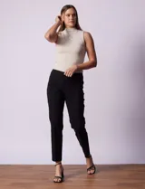 Pantalón color beige de gabardina elastizada, marca Ruby Rd. Pretina ancha, delantera con bolsillos simulados y trasera con bolsillos aplicados. Largo de pierna al tobillo.
