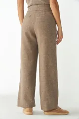 Pantalón de lana fina color crema, de tiro alto y pierna recta ancha.