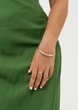 Pulsera rígida tipo esclava de plata 925, diseño liso y forma bombé.