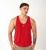 Musculosa roja de corte clásico, confeccionada en tejido de alto gramaje con detalle de bordado pequeño en el pecho.