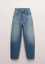 Jeans de corte relaxed y tiro alto en tono azul medio con efecto deslavado.