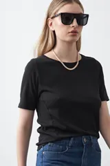 Remera de manga corta confeccionada en tejido acanalado, con cuello redondo y ajuste al cuerpo.