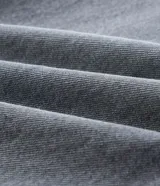 Pantalón de jean con corte recto y tiro medio, confeccionado en denim de algodón. Presenta un diseño clásico de cinco bolsillos, cierre frontal con botón y cremallera, y un acabado lavado en tono gris.