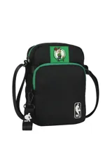 Morral deportivo negro con detalles en verde, con compartimento principal con cierre y bolsillo frontal. Incluye el logo de los Boston Celtics en la parte superior y el logo de la NBA en la parte inferior. Cuenta con correa regulable y un llavero colgante con el logo de la NBA.