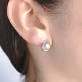 Aros tipo botón dorados con textura martillada.