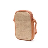 Bandolera mini rectangular con cuerpo de tejido estilo rafia y detalles en cuero sintético color naranja. Cuenta con un compartimento principal con cierre, un bolsillo frontal con cierre, tira ajustable y placa metálica con la marca grabada.