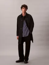 Camisa de manga larga Calvin Klein con estampado de rayas verticales finas, cuello camisero y cierre frontal con botones.
