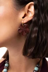 Aros colgantes con argolla de acero quirúrgico y dije en forma de flor pintado a mano con acabado nacarado.