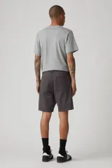 Bermuda de gabardina color gris oscuro, corte relaxed, con bolsillos laterales y traseros.