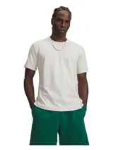 Remera Under Armour de manga corta color beige, con cuello redondo acanalado y logo bordado en el pecho.
