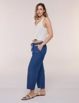 Pantalón crop de algodón y rayón, color beige, con pretina elástica con cordón de ajuste, bolsillos frontales aplicados y corte recto.