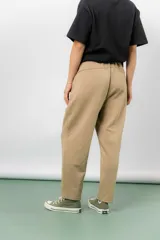 Pantalón jogger de calce relajado color bordó intenso, con cintura elastizada y lazo regulable. Cuenta con bolsillos laterales con cierre invisible y silueta recta levemente afinada.