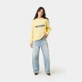 Suéter de punto grueso color amarillo, con corte cuadrado y ligeramente corto. Presenta cuello redondo, mangas largas con puños ajustados y el logo de la marca Eme Studios junto a la frase 'curated by ben ice' en jacquard oscuro en el centro del pecho.