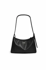 Cartera tipo shoulder bag de poliuretano color negro, de diseño minimalista con formato alargado, cierre superior y correa de hombro ajustable.